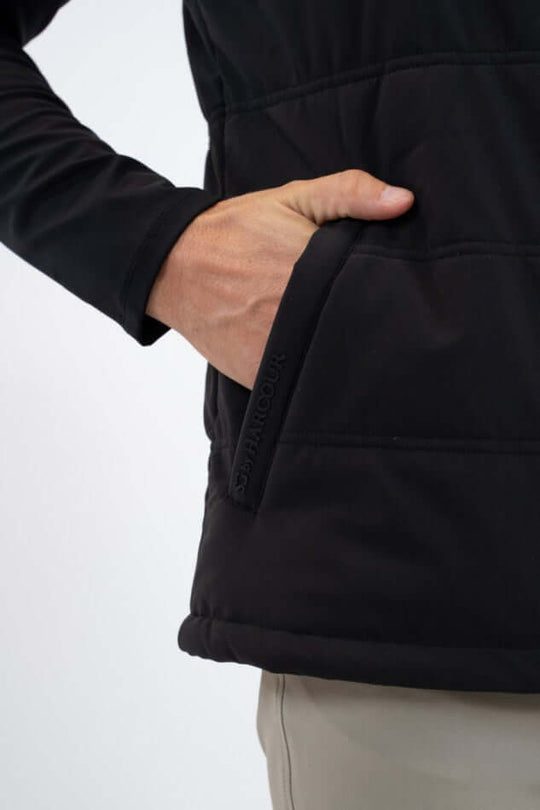 Detailaufnahme der Looping Jacke SG - Schwarz mit Hand in der seitlichen Reißverschlusstasche.