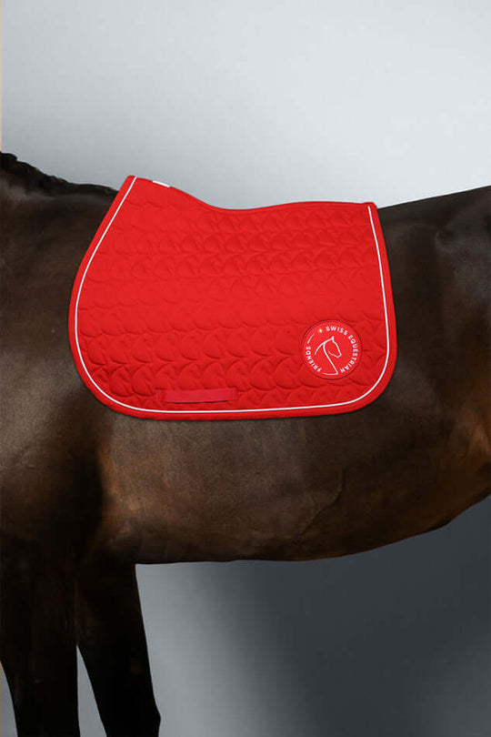 Schabracke PARADISO SWISS EQUESTRIAN FRIENDS - Rot auf einem Pferd in rot mit dekorativer Umrandung und Logo.